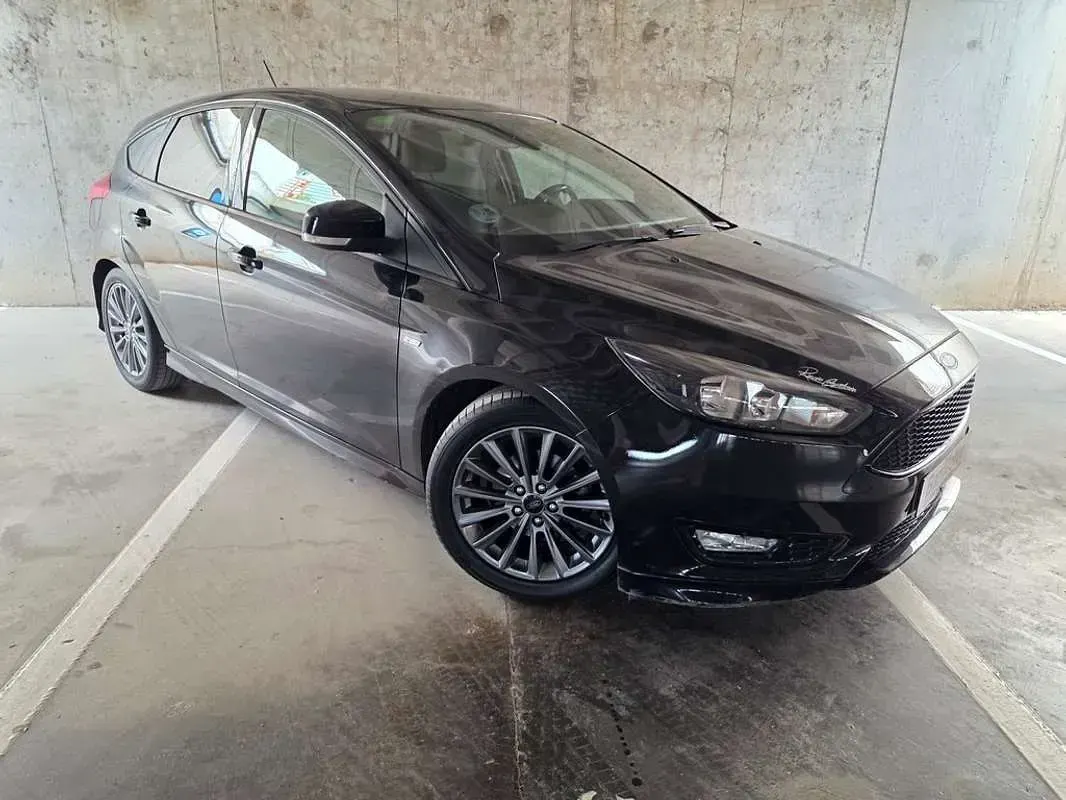 Usado Ford Focus ST-Line 125 CV (91 kW) 2018 Negro Utilitario