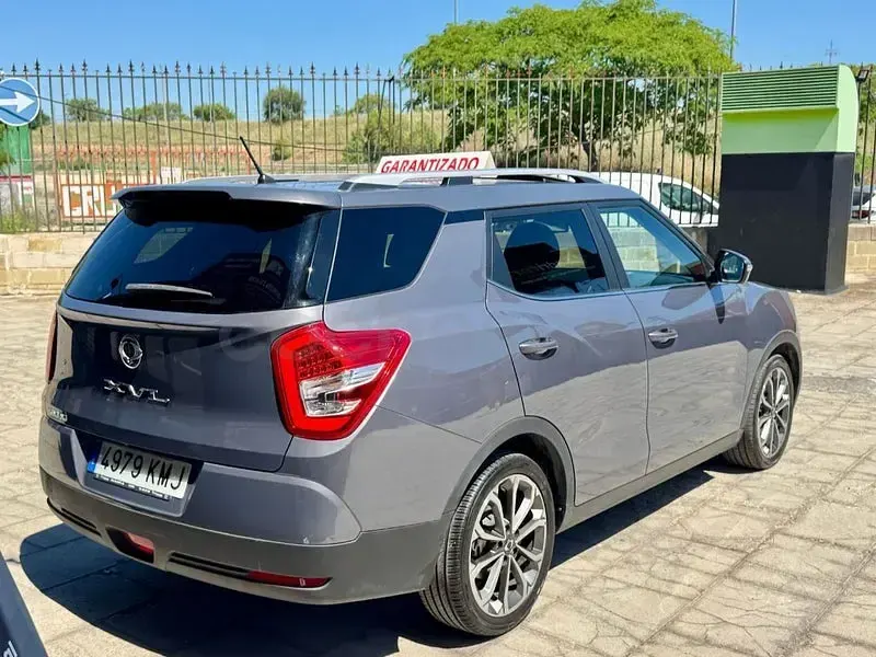 Usado SsangYong XLV Limited 115 CV (84 kW) 2018 Gris / plata SUV