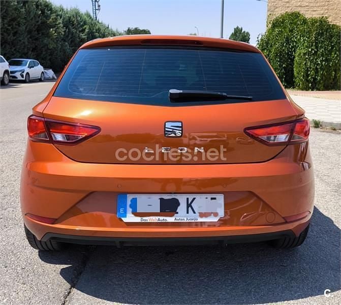 Usado Seat Leon Style 125 CV (91 kW) 2018 Naranja Berlina