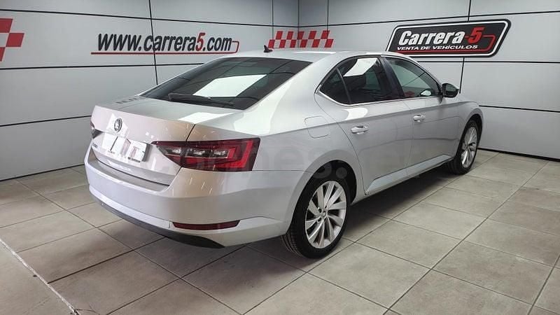 Usado Skoda Superb Active 120 CV (88 kW) 2016 Gris / plata Berlina