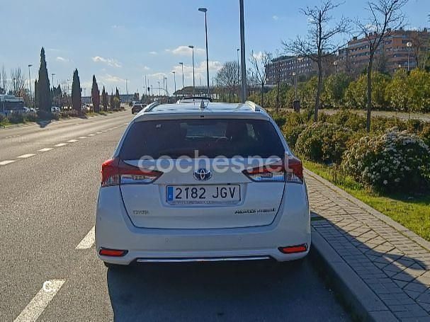 Usado Toyota Auris Hybrid Advance 136 CV (100 kW) 2015 Blanco Familiar