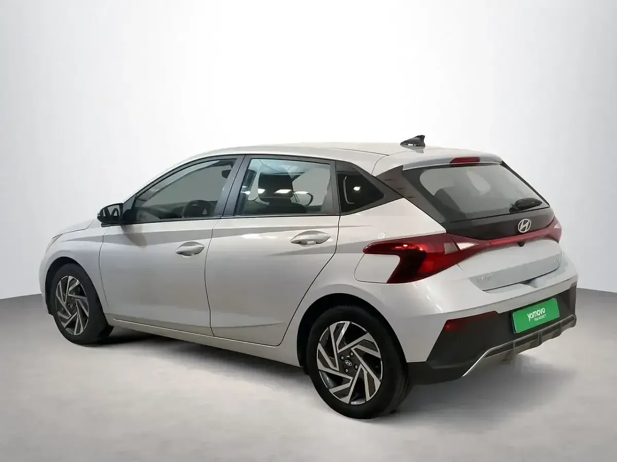 Usado Hyundai i20 84 CV (61 kW) 2024 Gris Utilitario