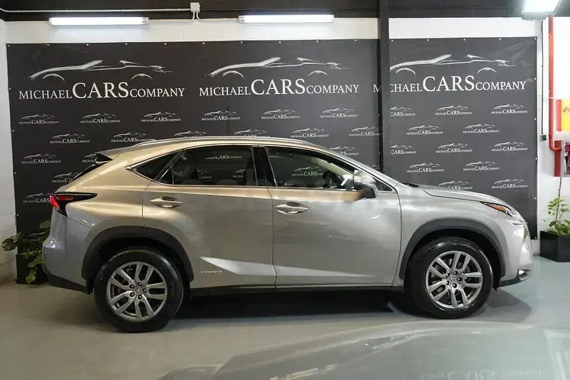 Usado Lexus NX300h Executive Line 197 CV (144 kW) 2016 Gris / plata SUV