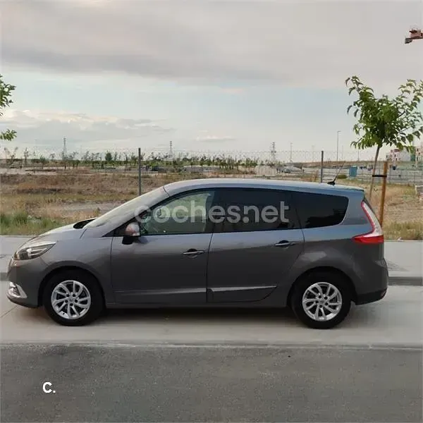 Usado Renault Grand Scénic III LIMITED 130 CV (95 kW) 2014 Gris / plata Monovolumen