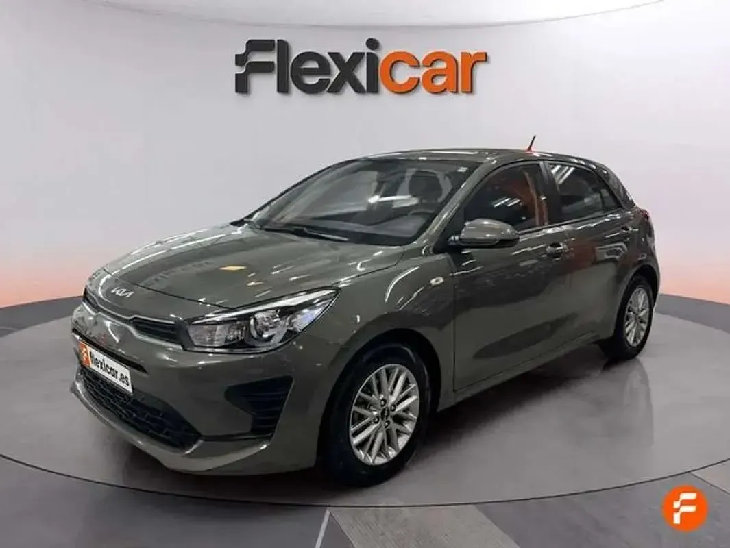 Usado Kia Rio 84 CV (61 kW) 2023 Gris Utilitario