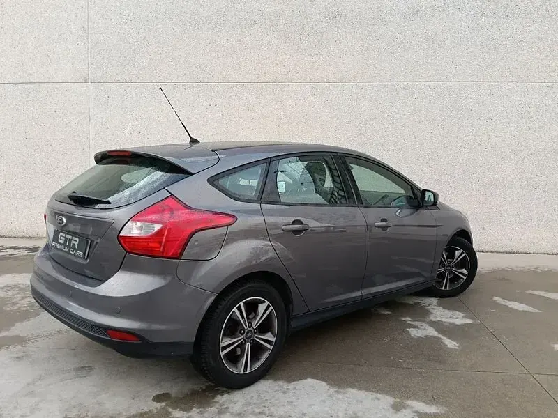 Usado Ford Focus Titanium 115 CV (84 kW) 2014 Gris / plata Berlina