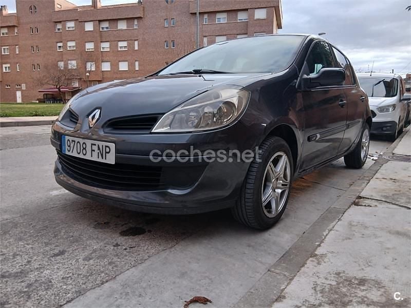 Gris / plata Usado 2007 Renault Clio II Privilege Berlina | 2999 € (Buen precio) - Imagen 1/4