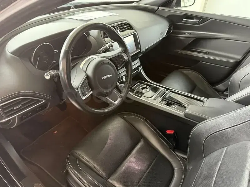 Usado Jaguar XE 180 CV (132 kW) 2019 Negro Berlina