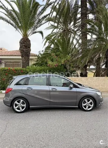 Usado Mercedes B180 109 CV (80 kW) 2013 Gris / plata Monovolumen
