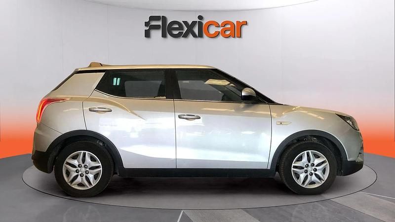 Usado Ssangyong (KGM) Tivoli 129 CV (94 kW) 2016 Gris SUV