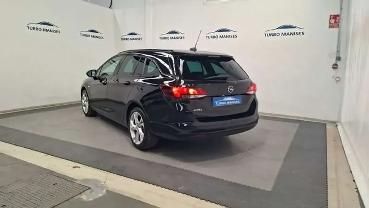 Usado Opel Astra Ultimate 145 CV (106 kW) 2021 Negro Familiar