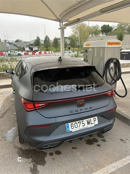 Usado Cupra Leon 150 CV (110 kW) 2023 Gris / plata Berlina