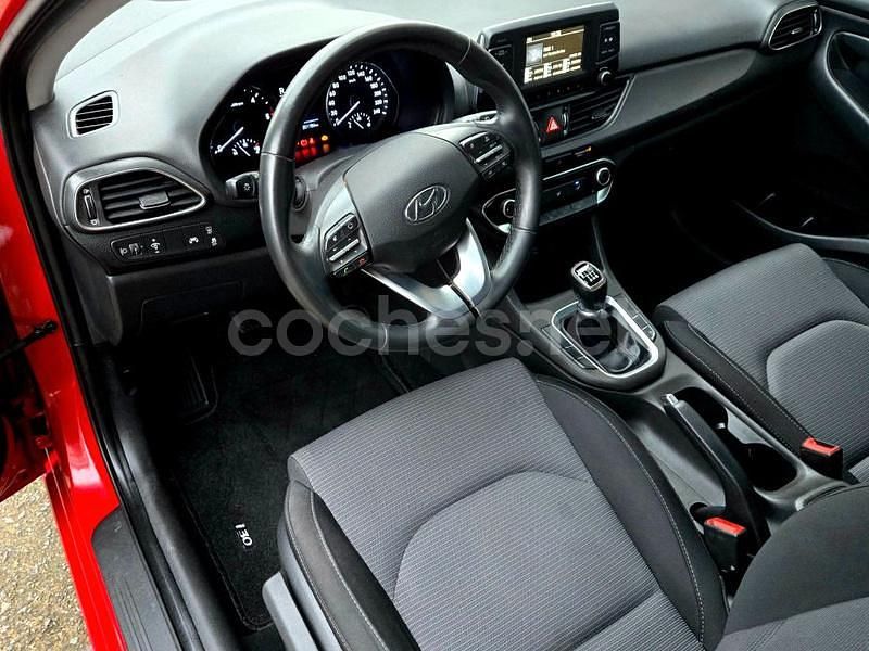 Usado Hyundai i30 95 CV (69 kW) 2019 Rojo Berlina