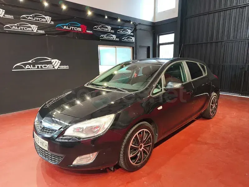 Usado Opel Astra Selective 110 CV (80 kW) 2012 Negro Berlina