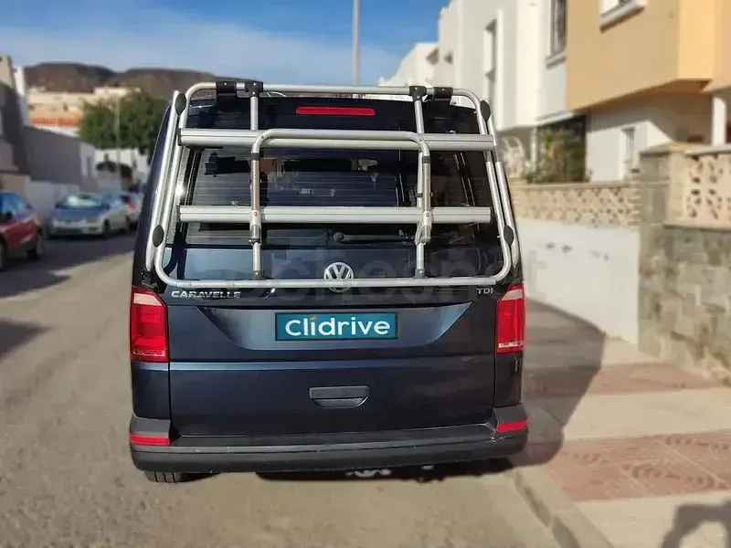 Usado VW Caravelle Trendline 102 CV (75 kW) 2017 Azul Van