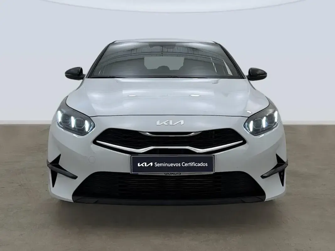Usado Kia Ceed Style 100 CV (73 kW) 2025 Blanco Utilitario