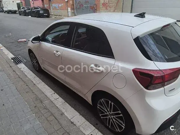 Usado Kia Rio 84 CV (61 kW) 2021 Blanco Berlina