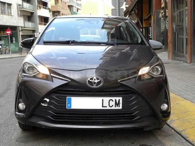 Usado Toyota Yaris Active 111 CV (81 kW) 2019 Gris / plata Berlina