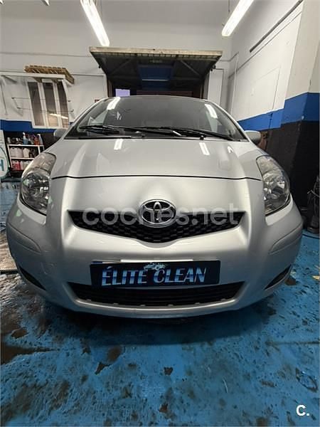 Gris / plata Usado 2011 Toyota Yaris Berlina | 550.088 € - Imagen 1/4
