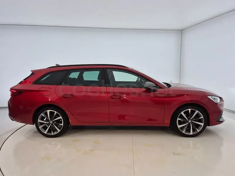 Usado Seat Leon FR 150 CV (110 kW) 2025 Rojo Familiar
