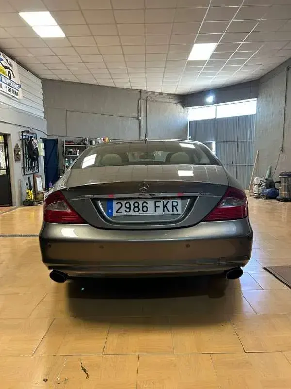 Usado Mercedes CLS320 224 CV (164 kW) 2007 Gris Coupe