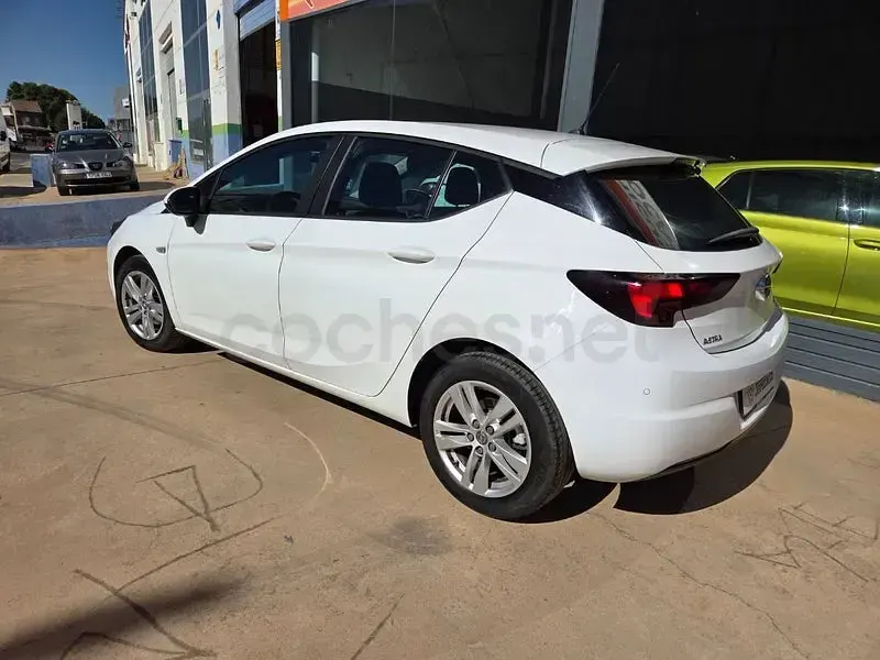 Usado Opel Astra Selective 110 CV (80 kW) 2020 Blanco Berlina
