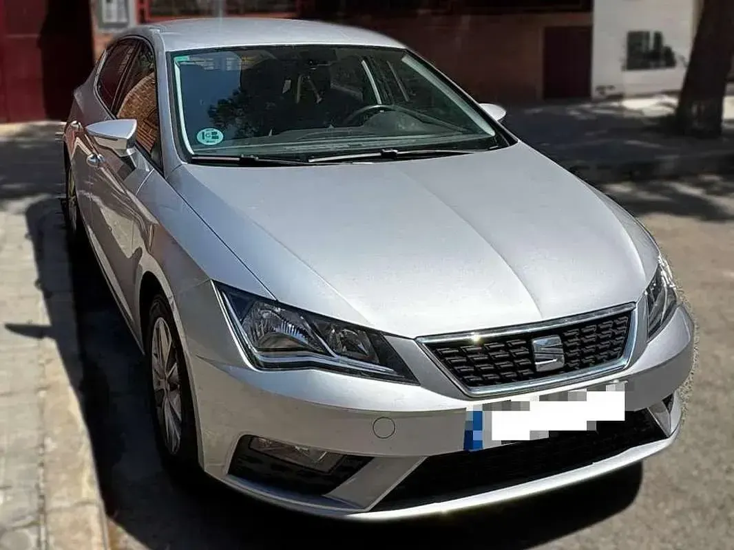 Usado Seat Leon Style 116 CV (85 kW) 2018 Gris Berlina