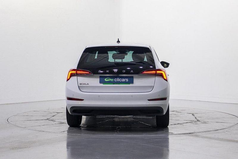 Usado Skoda Scala Ambition 110 CV (80 kW) 2022 Blanco Utilitario