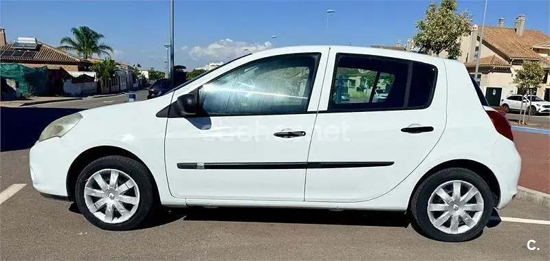 Usado Renault Clio IV Authentique 75 CV (55 kW) 2013 Blanco Berlina