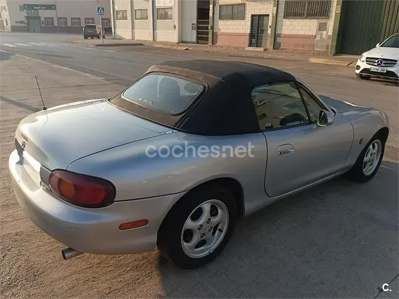 Usado Mazda MX5 110 CV (80 kW) 1998 Gris / plata Descapotable