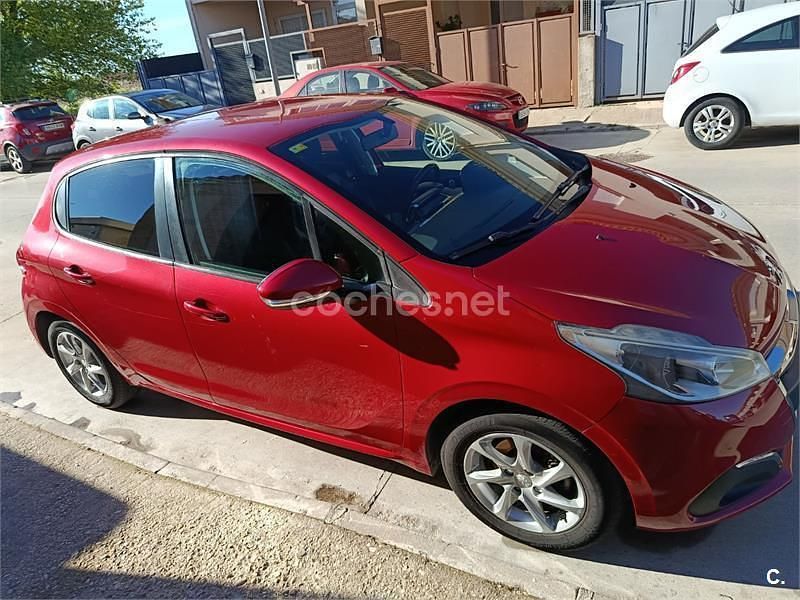 Usado Peugeot 208 Access 82 CV (60 kW) 2015 Granate Utilitario