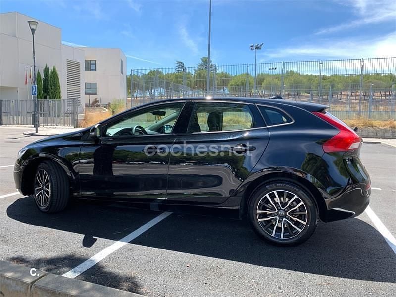 Usado Volvo V40 Momentum 122 HP (89 kW) 2019 Preto Sedan