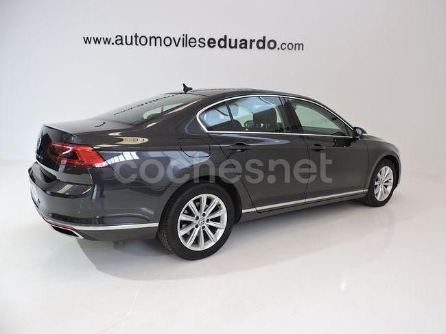 Usado VW Passat Executive 120 CV (88 kW) 2020 Gris / plata Berlina