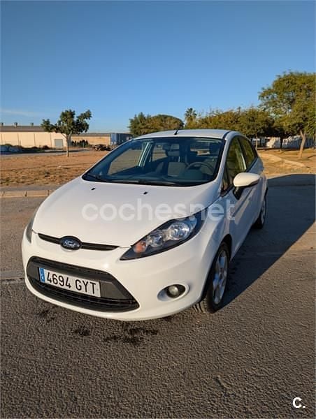 Blanco Usado 2010 Ford Fiesta Ambiente Berlina | 3950 € (Precio justo) - Imagen 1/4