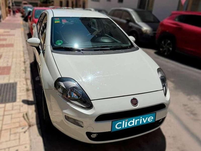 Usado Fiat Punto Young 69 CV (50 kW) 2014 Blanco Berlina