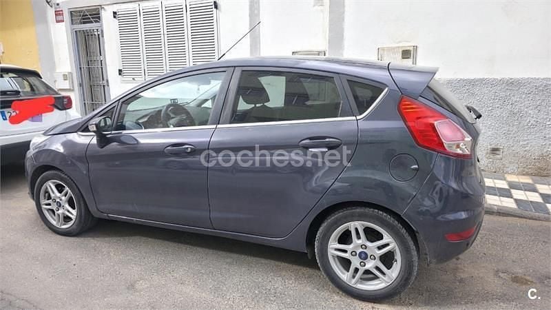 Usado Ford Fiesta Titanium 75 CV (55 kW) 2014 Gris / plata Utilitario