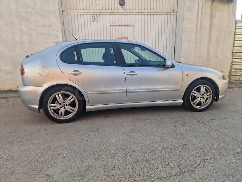 Usado Seat Leon Sport 150 CV (110 kW) 2002 Gris / plata Utilitario