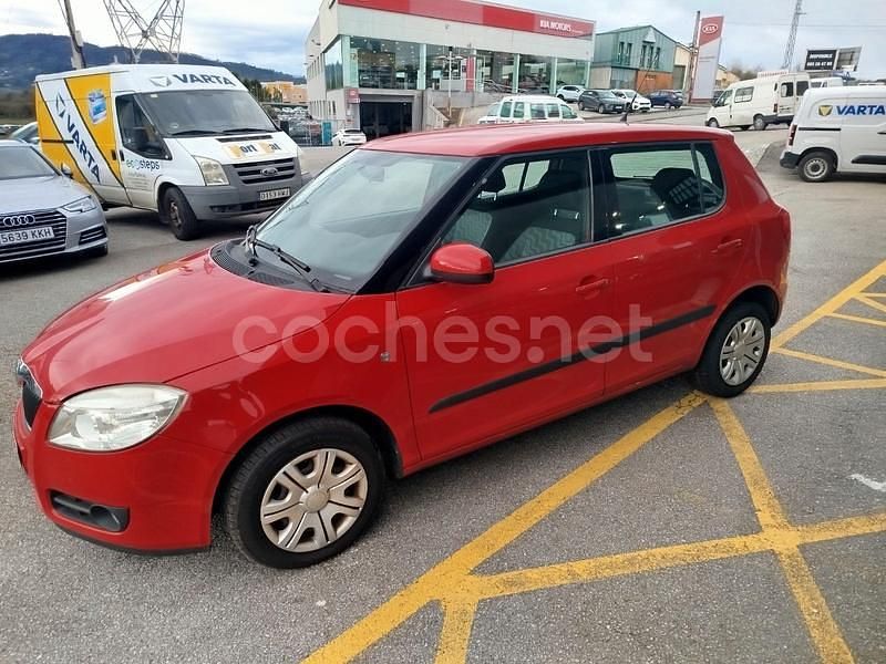 Usado Skoda Fabia 60 CV (44 kW) 2010 Rojo Berlina
