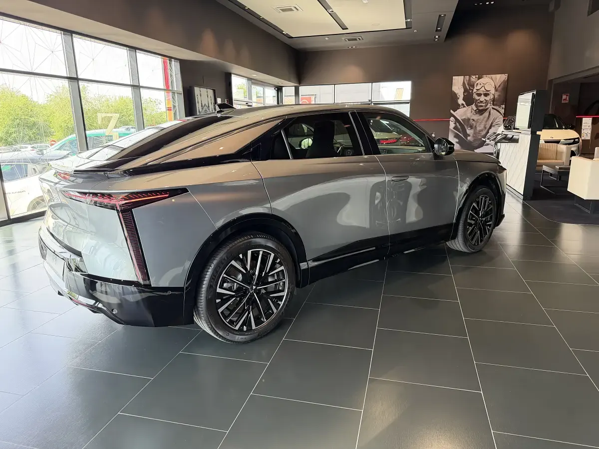 Nuevo DS Automobiles N°8 180 kW (245 CV) 2026 Gris SUV
