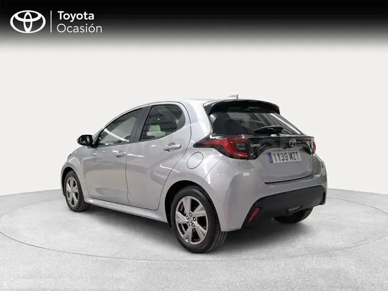 Usado Toyota Yaris Hybrid Active 116 CV (85 kW) 2025 Gris / plata Berlina