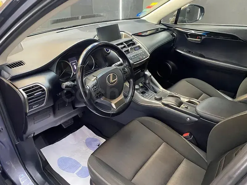 Usado Lexus NX300h 197 CV (144 kW) 2017 Gris / plata SUV