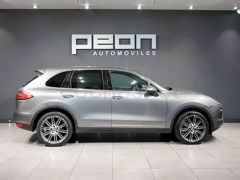 Käytetty Porsche Cayenne 245 HP (180 kW) 2012 Harmaa Katumaasturi