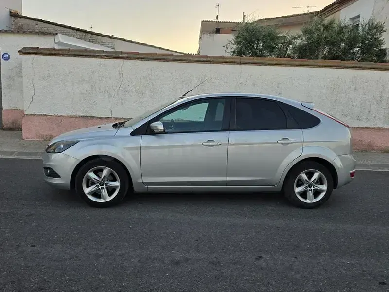 Usado Ford Focus Titanium 115 CV (84 kW) 2008 Gris / plata Berlina