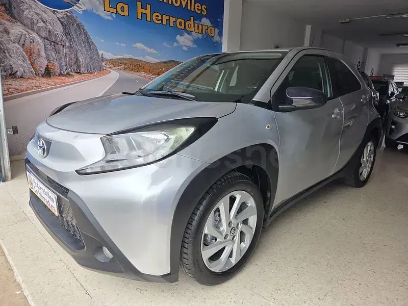 Käytetty Toyota Aygo X Play 72 HP (52 kW) 2022 Harmaa Katumaasturi
