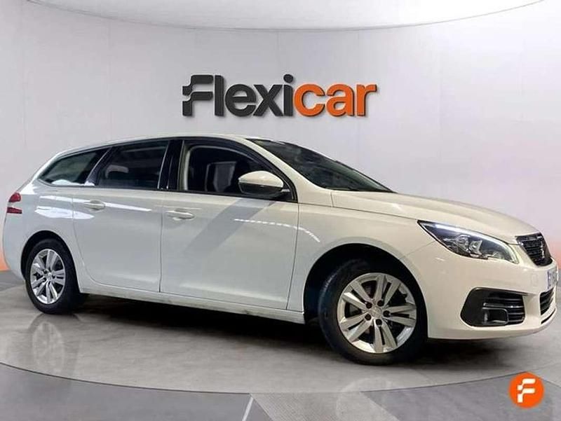 Usado Peugeot 308 SW Active 131 CV (96 kW) 2020 Blanco Familiar