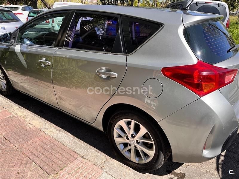 Usado Toyota Auris Active 126 CV (92 kW) 2013 Gris / plata Berlina