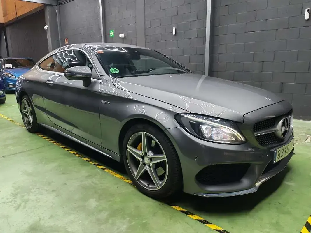 Usado Mercedes C220 AMG line 170 CV (125 kW) 2016 Gris Coupe