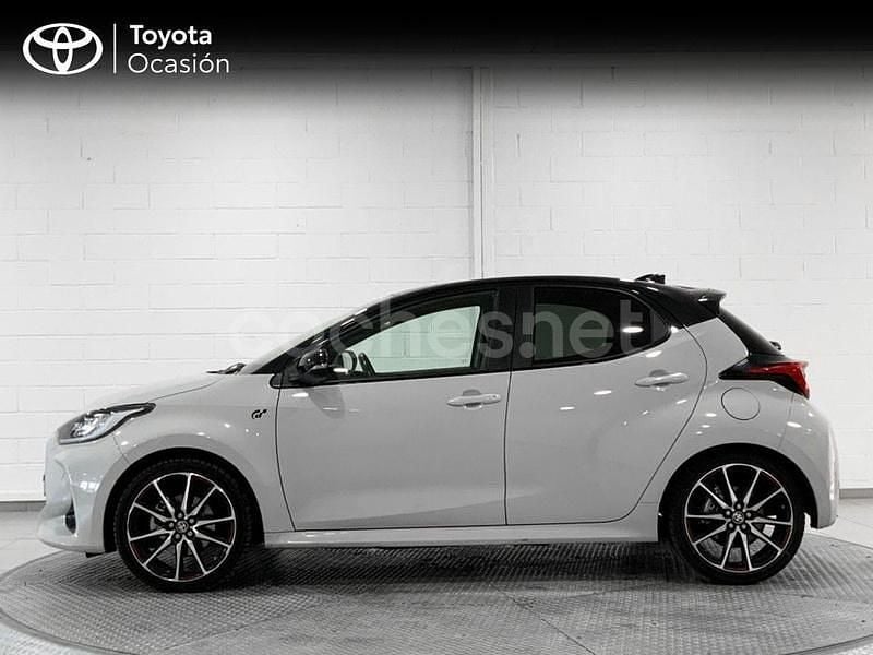 Usado Toyota Yaris Hybrid Edition 116 CV (85 kW) 2022 Gris / plata Berlina