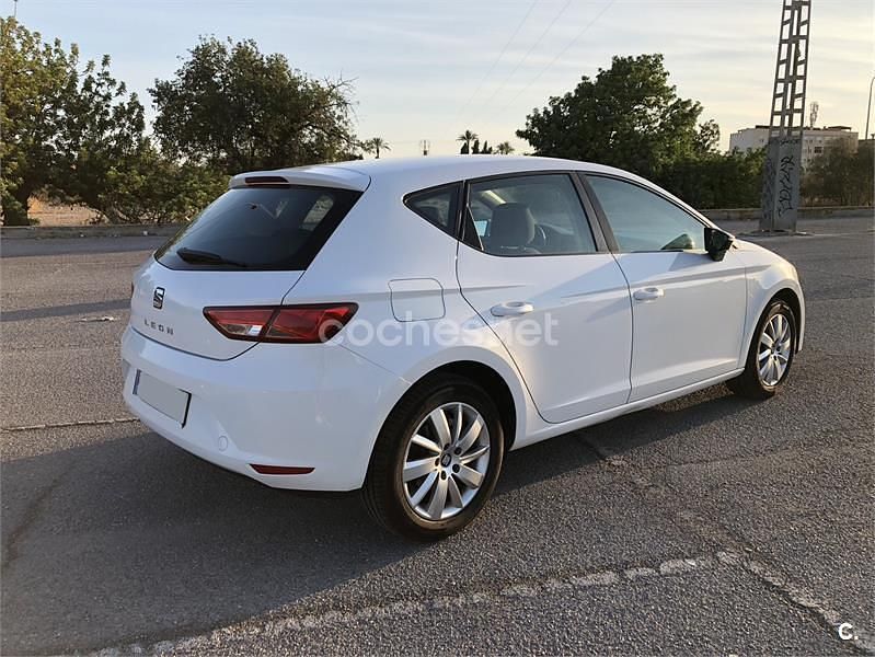Usado Seat Leon Reference 105 CV (77 kW) 2013 Blanco Berlina
