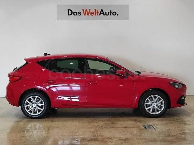 Käytetty Seat Leon Style 130 HP (95 kW) 2023 Punainen Sedan